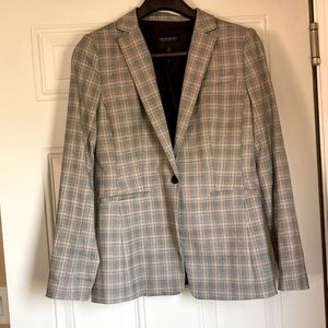 Grey and tan plaid Banana Republic Long & Lean blazer, size 6. Machine washable.